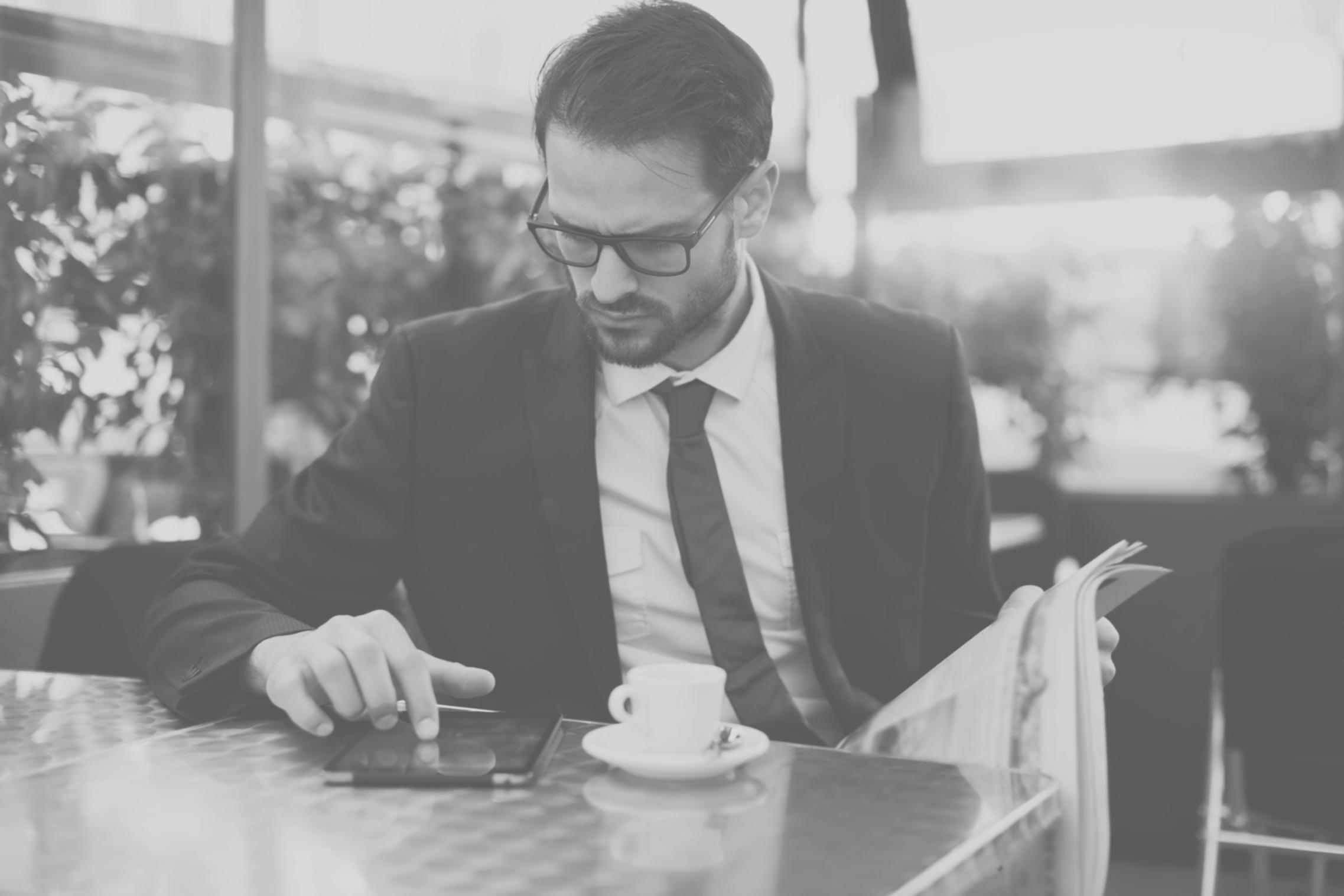 Estudiantes participando en sesión educativa de finanzas personales