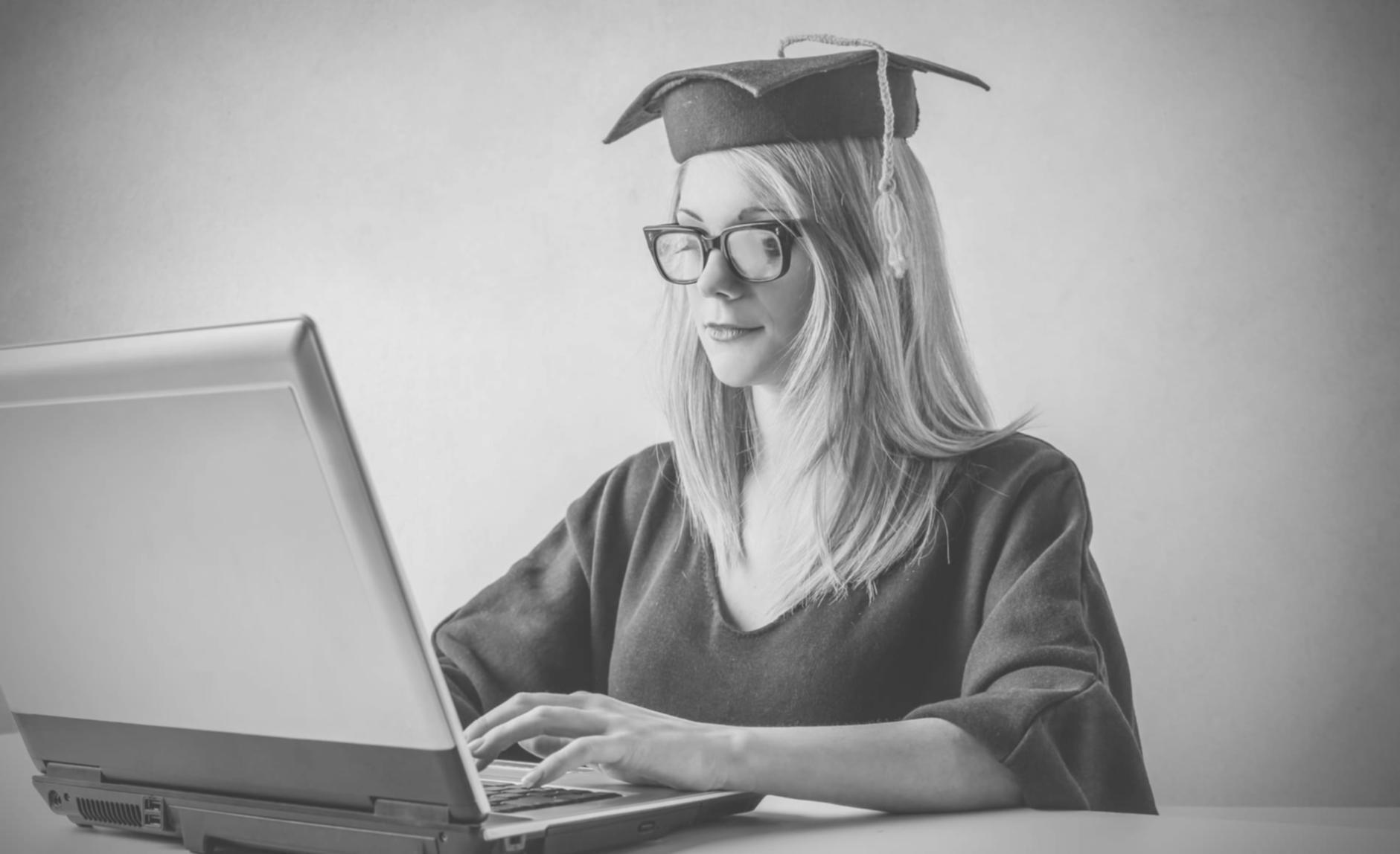 Estudiante trabajando en ejercicios de presupuesto