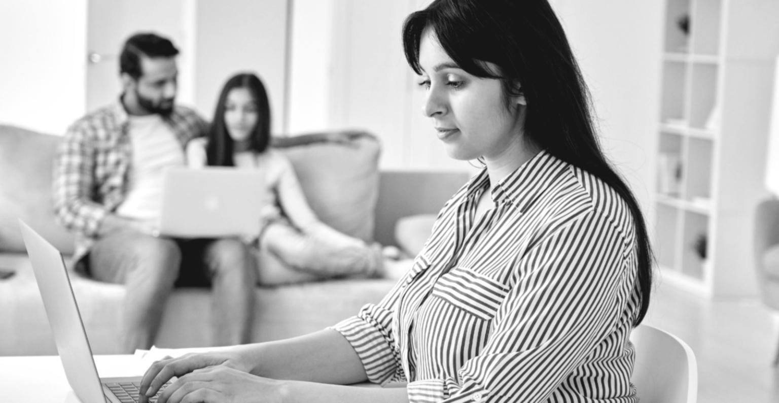 Análisis de presupuesto minimalista con documentos organizados